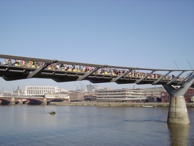 600 space hoppers on the Millennium Bridge
