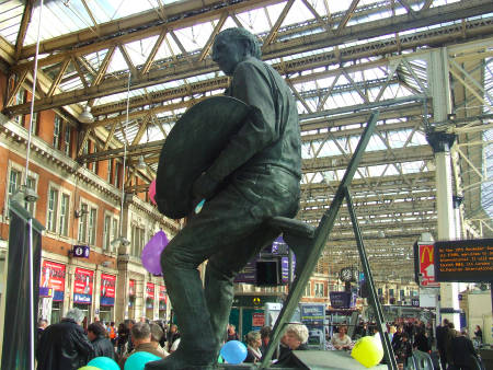 Terence Cuneo sculpture at Waterloo