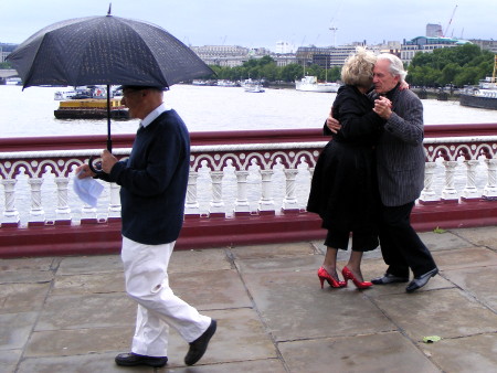 Members of Che Tango on Blackfriars Bridge