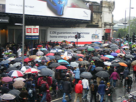 London Bridge Olympic queueing system tested during Jubilee pageant