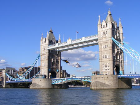 Helicopters fly through middle of Tower Bridge