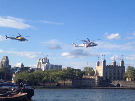 Helicopters fly through middle of Tower Bridge