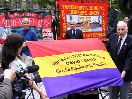 Plaque unveiled in Jubilee Gardens by Spanish Civil War veteran