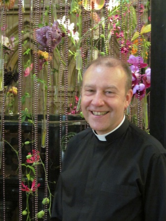 Floral designers create living art gallery at Southwark Cathedral