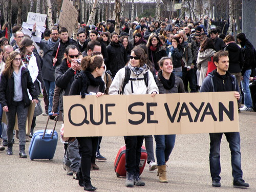 Young Spaniards hold protest on Millennium Bridge