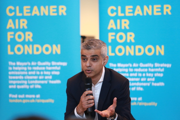 SE1 schoolkids present Sadiq with call for air quality action