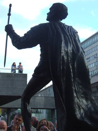 Laurence Olivier statue