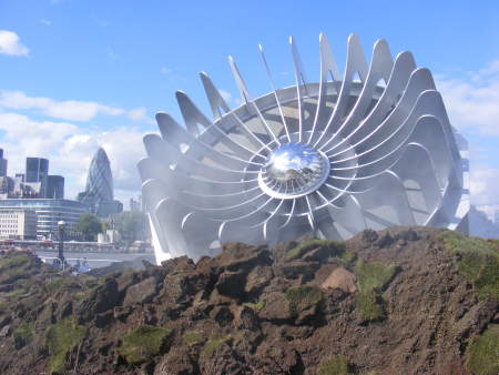 'UFO' lands in Potters Fields Park