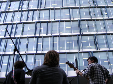 Band performs ‘guerrilla gig’ on back of lorry outside NME offices