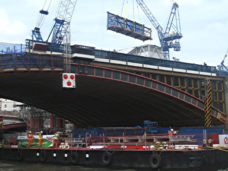 Network Rail chooses Thames barges over lorries for Blackfriars project
