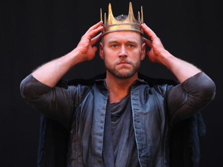 Elliot Cowan as Macbeth (Photo: Ellie Kurttz)