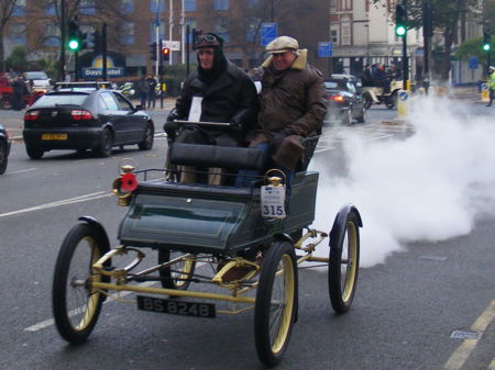 Hundreds of historic cars cross Westminster Bridge