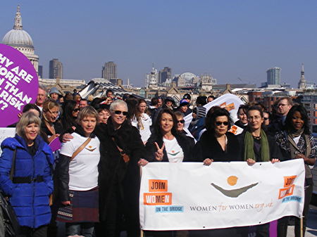 Annie Lennox releases doves from Millennium Bridge