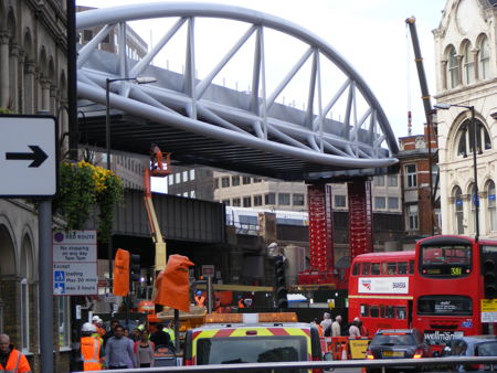Thameslink railway bridge installed above Borough High Street