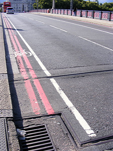 Lambeth Bridge’s ‘dangerously narrow’ cycle lane to be widened
