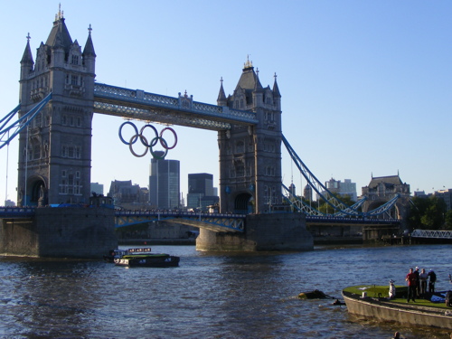 Sergio Garcia and Dustin Johnson play golf on a Thames barge