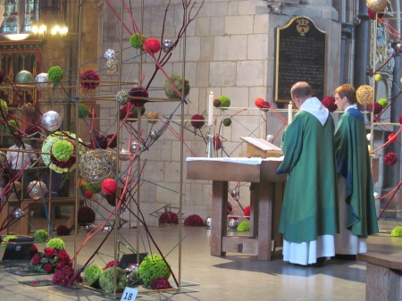 Floral designers create living art gallery at Southwark Cathedral