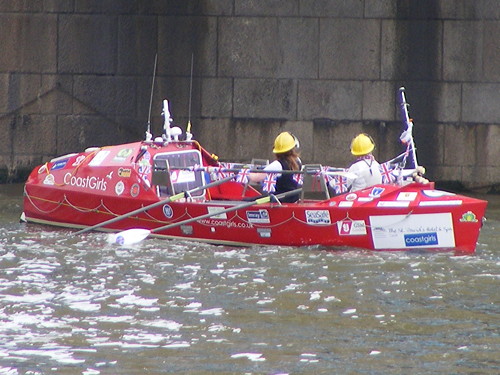 Round-Britain rowing race starts at Tower Bridge