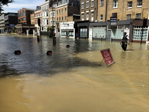 Kennington flood leaves much of SE1 without water