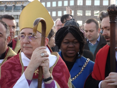 Bishops of London and Woolwich meet on London Bridge