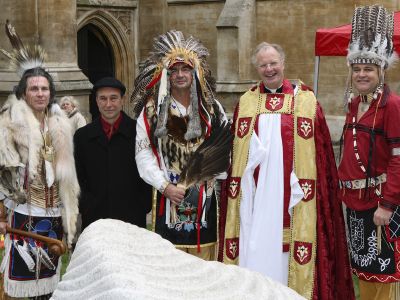 Queen at Southwark Cathedral for Mohegan ceremony