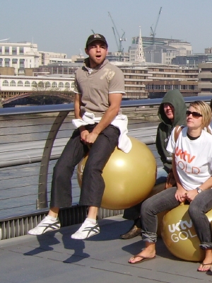 600 space hoppers on the Millennium Bridge