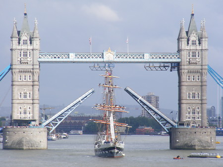 Tall ship Stavros S Niarchos arrives in Pool of London