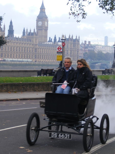 Hundreds of historic cars cross Westminster Bridge