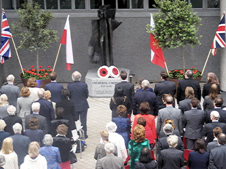 Duke of Gloucester unveils Chopin statue on the South Bank