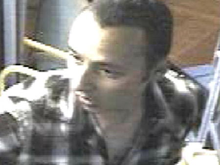 Police seek man who threatened 21 bus driver at London Bridge