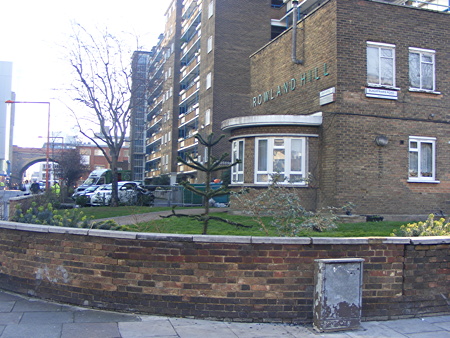 Blackfriars Road ‘dog and pot’ sign to be recreated for Dickens bicentenary