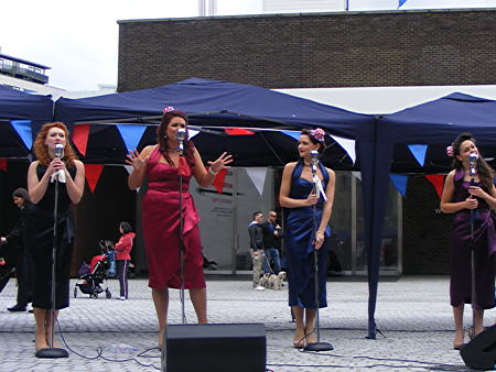 Four Femmes on the Thames