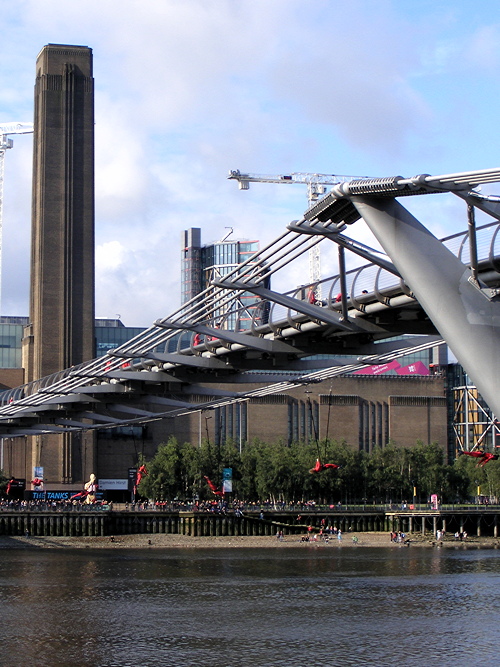 'Extreme dancers' leap from Millennium Bridge to launch Surprises: Streb