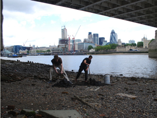 Designers use Thames mud to create crockery range