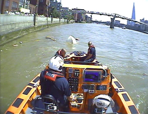 Speedboat sinks near Millennium Bridge
