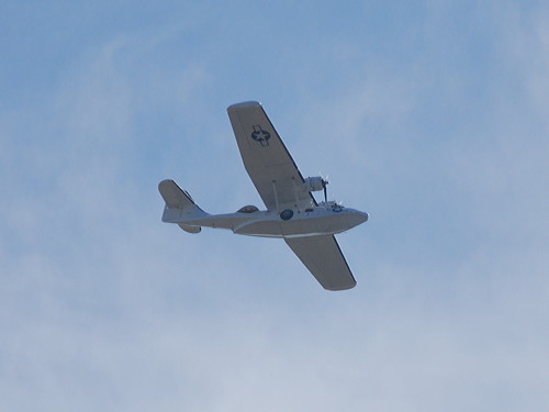 Amphibious aircraft flies past Tower Bridge