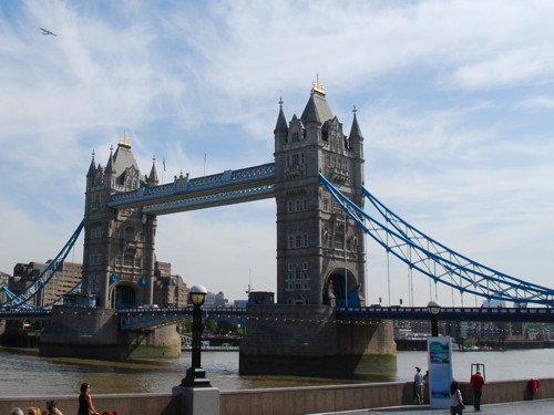 Amphibious aircraft flies past Tower Bridge