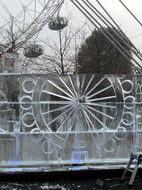 City skyline recreated in ice sculpture at London Eye
