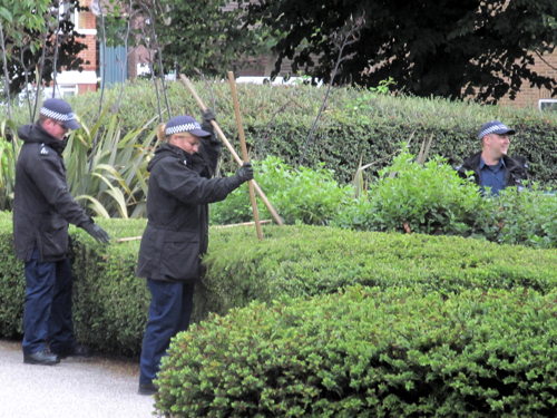 Leathermarket Gardens shut for police search after 'altercation'