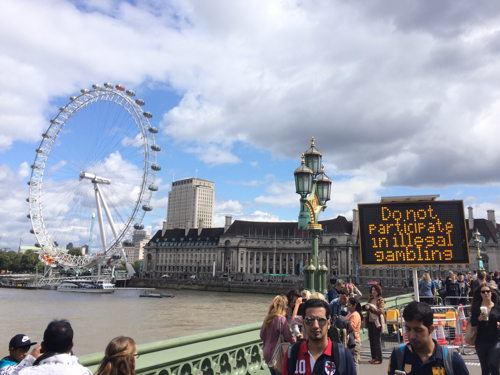 Westminster Bridge gambling: tourists warned not to get involved