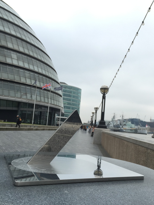 Mayor of Southwark unveils Queen’s Walk sundial