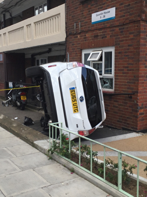 Minicab crashes into Waterloo flats