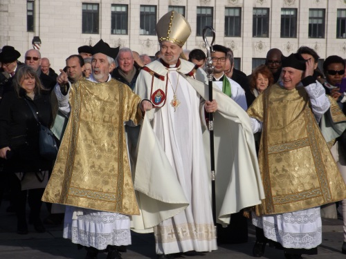 Bishops of London and Woolwich meet on London Bridge