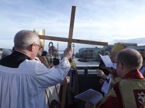 Bishops of London and Woolwich meet on London Bridge