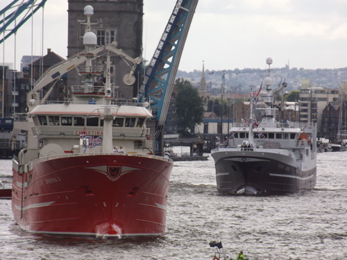 Brexit battle on the Thames as leave and remain boats clash