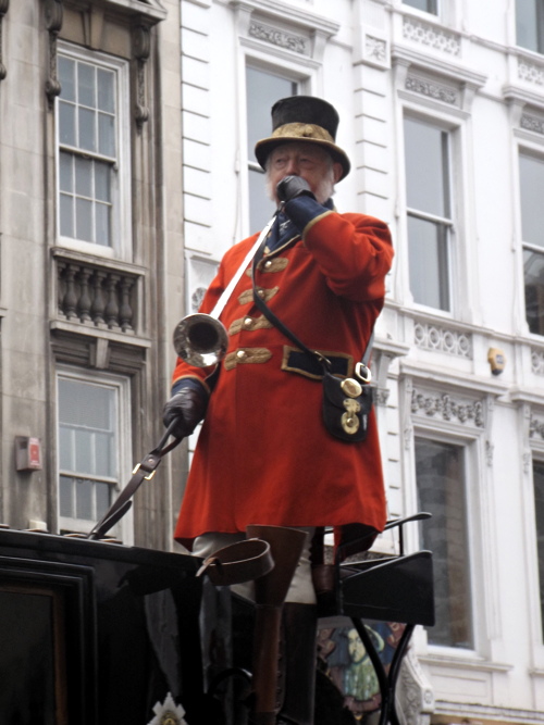 Horse-drawn mail coach at George Inn to celebrate Royal Mail 500