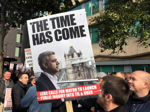 Taxi drivers halt Blackfriars Road traffic in TfL protest