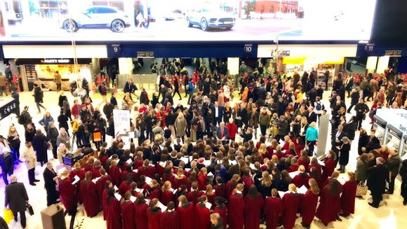 Waterloo concourse carol concert raises cash for foodbanks