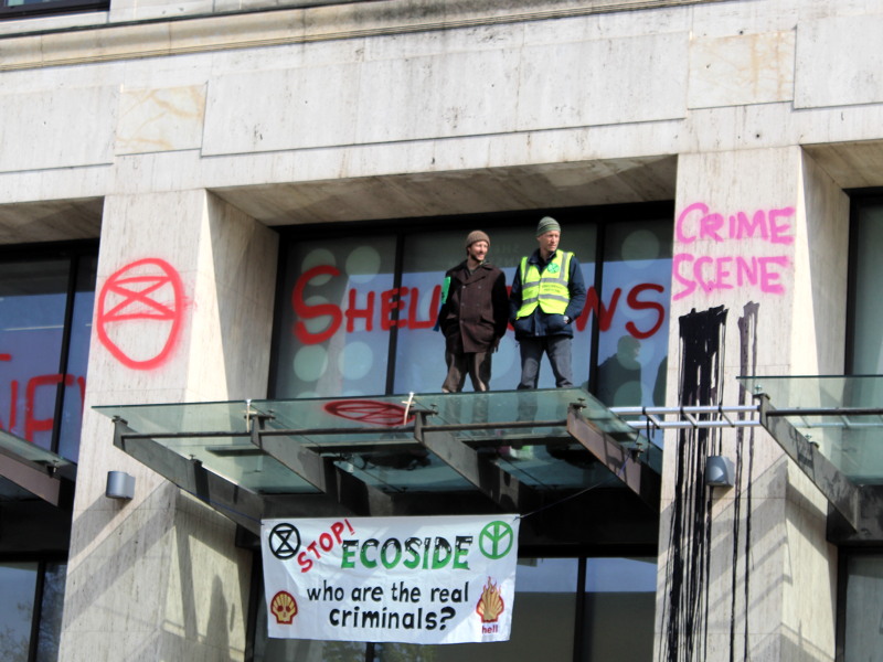 Environmental protesters block Waterloo Bridge