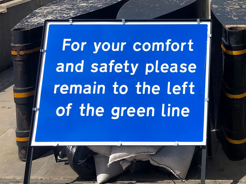 London Bridge pavement split into northbound and southbound lanes